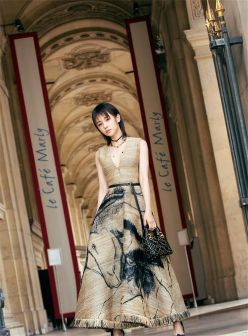 跨性别巨星亨特·莎弗巴黎秀场惊艳，长裙束腰成焦点