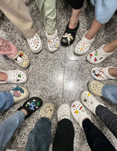 洞洞鞋穿出健康隐患？女子足底长“石头”惊悚揭秘