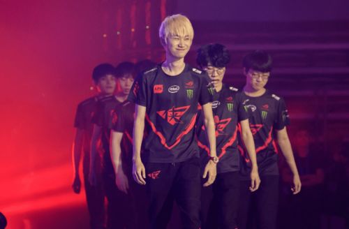 VKG战队EWC《APEX英雄》夺冠：中国电竞荣耀时刻！