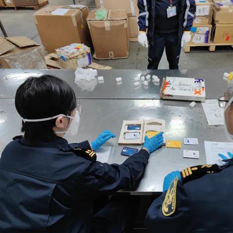 《奇招进境！两男子脚踩iPhone8，海关惊现步伐僵硬奇观》