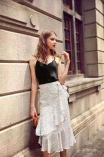 辣妹Elly海滩美照：金发吊带蕾丝裙，夏日风情！