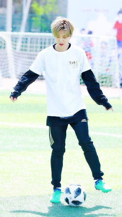 鹿晗40℃高温戴毛线帽踢球，网友惊呼：不怕热吗？