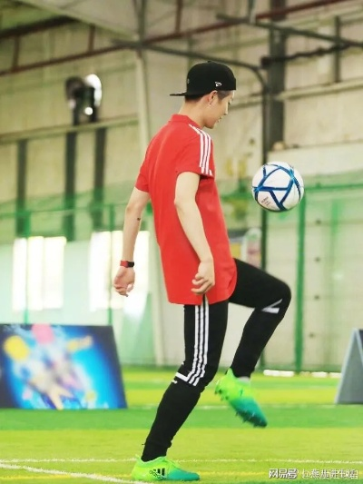 鹿晗40℃高温戴毛线帽踢球，网友惊呼：不怕热吗？