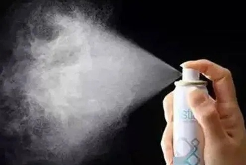 女子防晒喷雾喷脸后惊险一幕：咳喘送医，双肺全白！