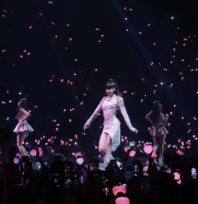 BLACKPINK演唱会惊魂一刻：Lisa险些跌落舞台！