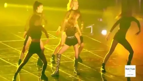 BLACKPINK演唱会惊魂一刻：Lisa险些跌落舞台！