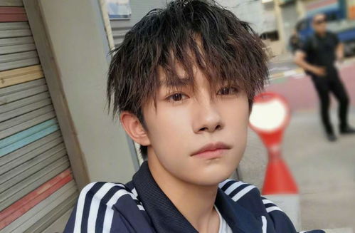 易烊千玺年度男演员全票通过，搜索点击率飙升！