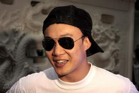 陈奕迅故宫偶遇潮装揭秘：蓝色衬衫墨镜潮范儿十足