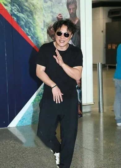 陈奕迅故宫偶遇潮装揭秘：蓝色衬衫墨镜潮范儿十足