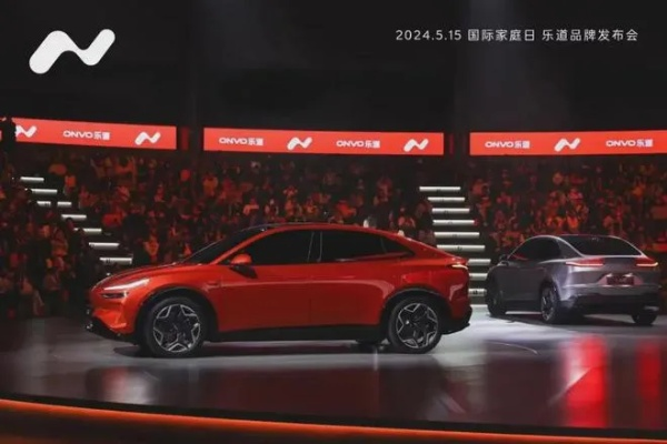 特斯拉Model Y L大六座版引热议：李斌、李想齐发声