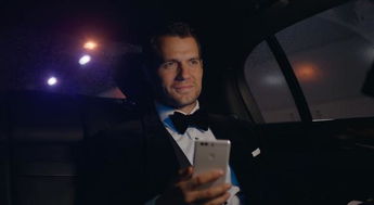 《新超人写真曝光！神秘面容引热议：疑似我国风采？》