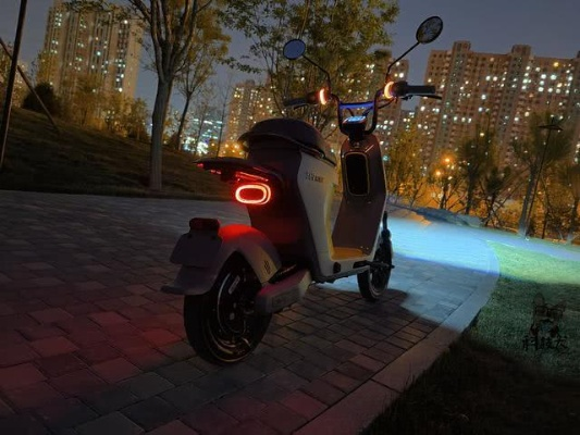 九号M5斜踏电摩惊艳登场，搭载ALC+全境光幕照明系统！