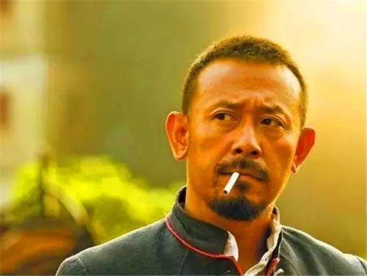 姜文经典电影：揭秘“子弹飞”四字标题背后的奥秘