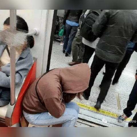 上海地铁“板凳族”再现，网友呼吁：加座行动！