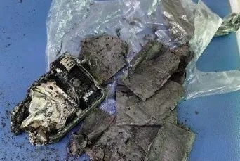 男子安检怒砸充电宝，瞬间爆炸被拘！惊险瞬间！