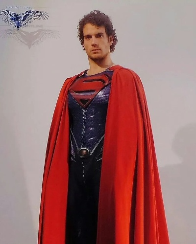 《卡维尔版超人试妆照VS新超人：经典对决，谁才是你的英雄？》