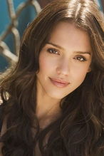 杰西卡·阿尔芭与猎鹰恋情曝光：明星情侣甜蜜互动引关注