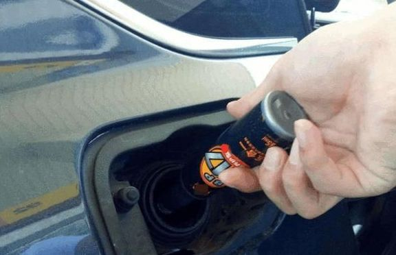 别克油箱奇观：44升竟装58升，员工笑称“正常操作”