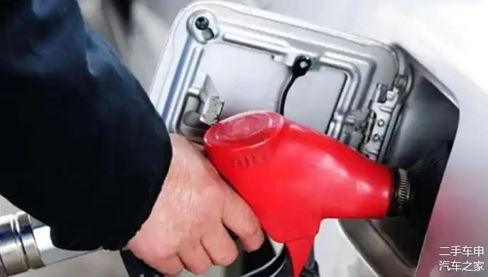 别克油箱奇观：44升竟装58升，员工笑称“正常操作”