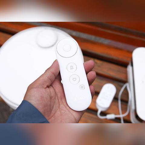 《机器人大爷穿潮装遛弯，魔性视频全球爆火》