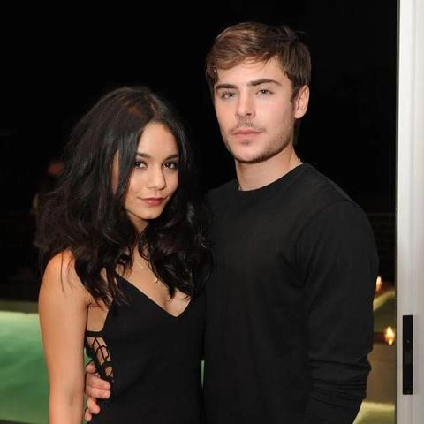 《AI女友马斯克版COS走红，黑丝吊带宅男幻想成真！》