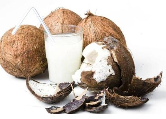 椰子水骗局大揭秘：竟然是玉米水冒充！