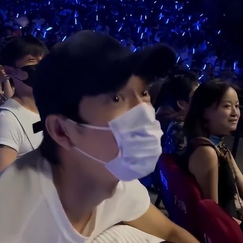 演唱会激情搂抱HR，美国IT巨头CEO因“出轨门”视频辞职！