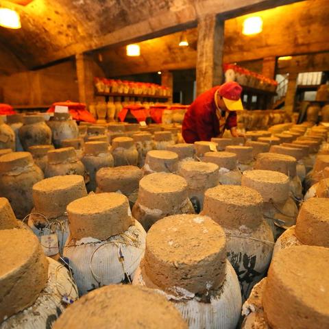 美国奇闻：中国小哥因酱香饼被捕，女子成关键线索！