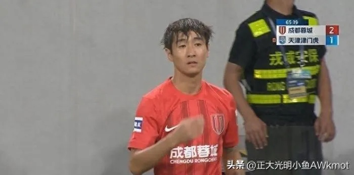 天津球迷怒喊韦世豪，7日拘留引热议