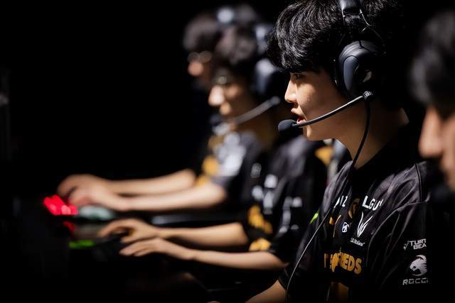 《GEN夺冠热议：BLG底座之争，谁才是真正王者？》