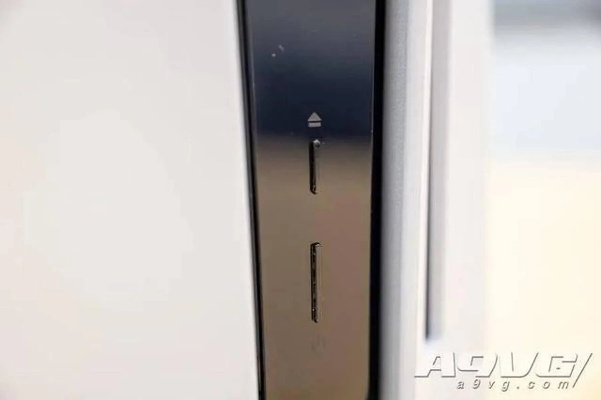 PS5背后神秘小孔：揭秘隐藏功能！