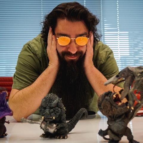 小岛秀夫与美女演员亲密合影，笑颜如花！