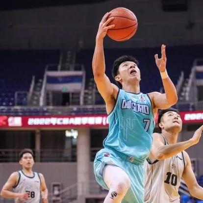 杨瀚森NBA夏联闪耀，直言与姚明差距巨大