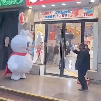 蜜雪冰城邂逅东方明珠：追击中的甜蜜冒险