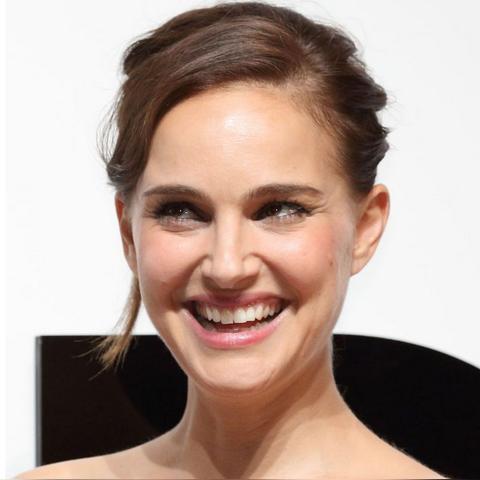 娜塔莉·波特曼《良辰美性》片场亮相，短裤短衫造型惊艳！