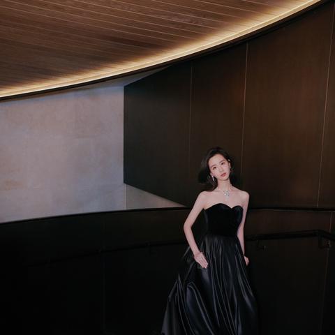 娜塔莉·波特曼《良辰美性》片场亮相，短裤短衫造型惊艳！