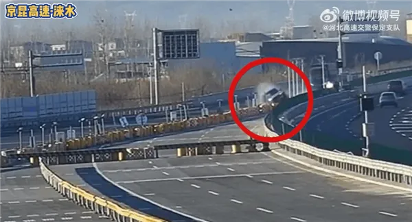 新手高速遇惊魂：智驾新车主撞水马，教训惨痛！