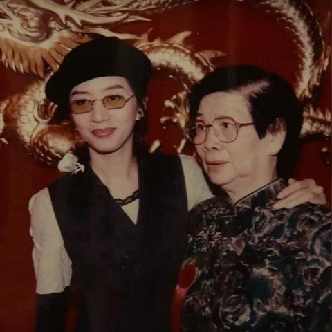 《75岁巨星儿子37岁啃老：沉迷游戏不上班，真相曝光！》