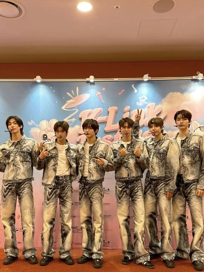 成龙送花篮力挺RIIZE演唱会，神秘渊源曝光！