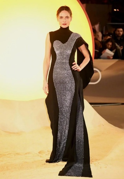 银影侠首映礼惊艳登场：抹胸长裙秀性感风采