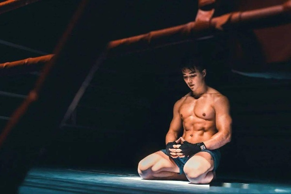 《真人快打2》刘康演员林路迪健身照曝光，肌肉身材引热议