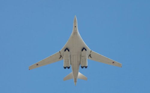 惊险瞬间！B-52战略轰炸机与客机擦肩而过