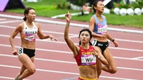 《9岁网球小将晒照引热议：揭秘酱油色皮肤真相》