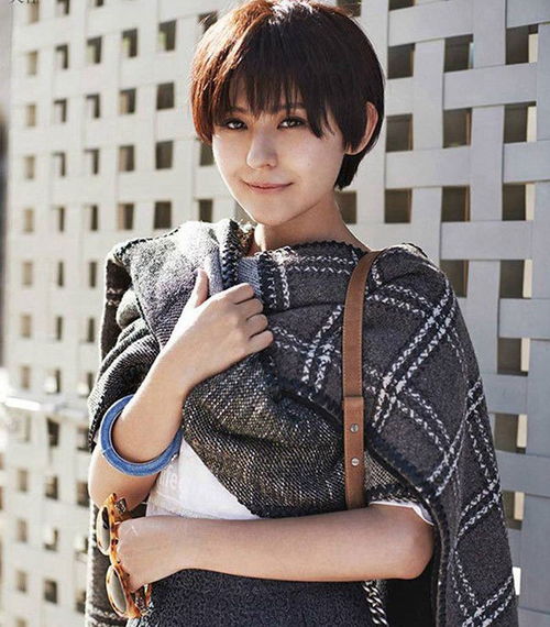 热依扎带娃散步，神秘娃爸身份引热议