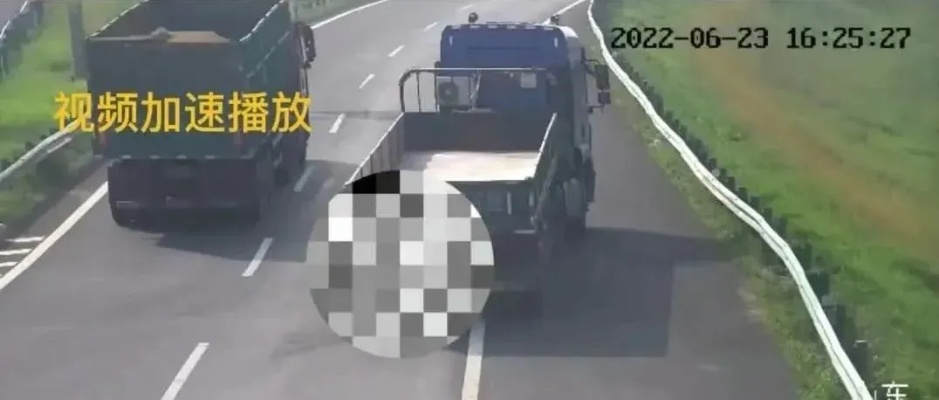 高速惊魂！女子油尽路堵，逆行加油记12分，罚款200元！