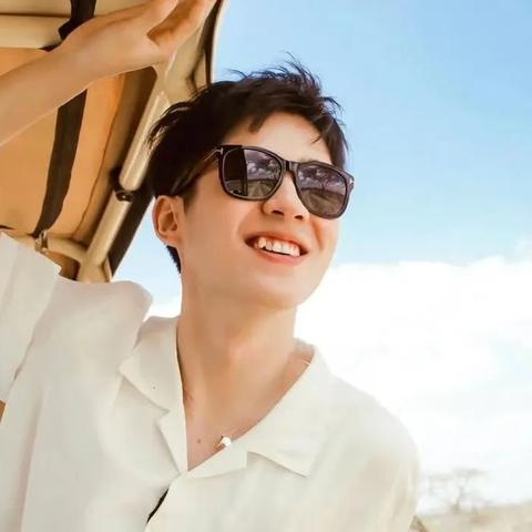 周冬雨刘昊然分手：五年恋情画上句号，揭秘分手真相！