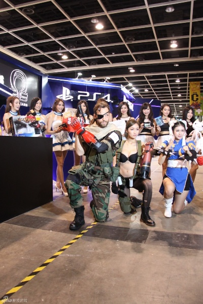 香港动漫电玩节PS展台性感小姐姐抢镜！🔥