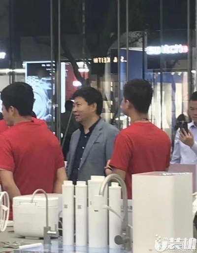华为大佬余承东商场偶遇，好利来小蛋糕成亮点！