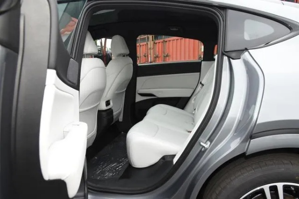 特斯拉Model Y L新升级：二排座椅放平移，空间自由掌控