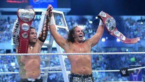 WWE葬礼服争议：女儿正装VS儿子摔角服，谁才是正确选择？